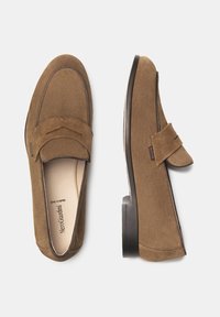 Braune Wildleder-Loafer mit abgerundetem Zehenbereich, dekorativer Naht und einem Lederbandakzent. Sie verfügen über einen niedrigen, glatten schwarzen Absatz und ein weiches Innenfutter.