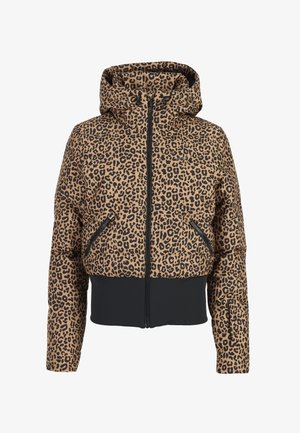 Giacca a vento tagliata in beige con stampa leopardata nera, presenta un cappuccio, chiusura frontale con zip e due tasche laterali con polsini neri a contrasto.