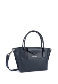 Sac à main en cuir bleu marine avec poignées doubles, une bandoulière détachable et une poche avant. Présente un matériau texturé et des coutures contrastées.