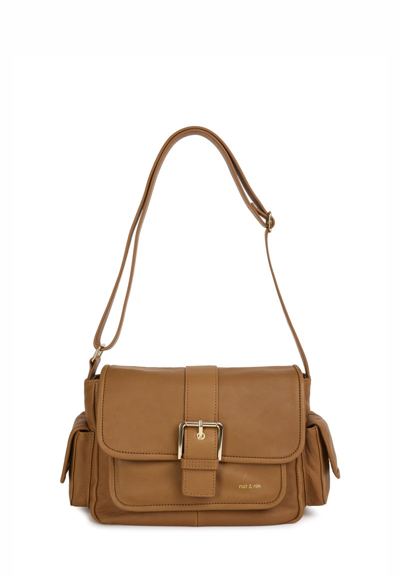 Borsa a spalla in pelle marrone chiaro con pattina pieghevole, accessori in oro e tasche laterali. Texture liscia, tracolla regolabile per un trasporto facile.