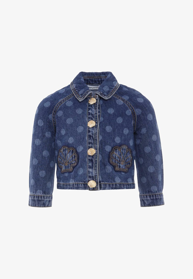 Giacca di denim con motivo a pois blu. Presenta bottoni a forma di conchiglia dorati e ricami decorativi a forma di conchiglia sulle tasche. Design accorciato con maniche lunghe.