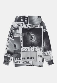 Felpa con cappuccio in bianco e nero a tema skateboard, con immagini di skateboarder e parole come "libertà", "lascia il tuo segno" e "connessione."