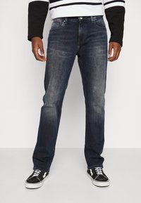 Tommy Jeans RYAN REGULAR STRAIGHT - Calças de ganga de perna direita - denim dark