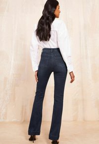 Friends Like These HIGH WAIST POCKET - Auduma bikses - inky blue