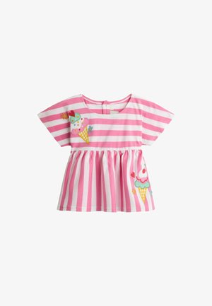 Rózsaszín-fehér csíkos rövid ujjú kisgyermek felső, húzott derékrésszel, fagylaltkúp mintákkal a mellkason és az alsó oldalon.