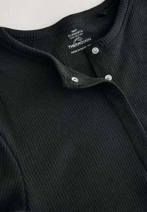 Must mustriba pika varrukaga särk, millel on nööpidega henley kaelus, sile tekstuur ja silt, mis näitab, et see kuulub Next Elements kollektsiooni.