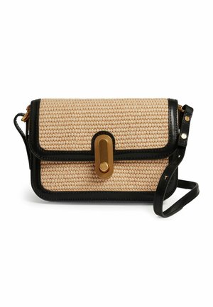 Pequeño bolso bandolera rectangular beige tejido con ribete negro, cierre dorado y correa negra ajustable.