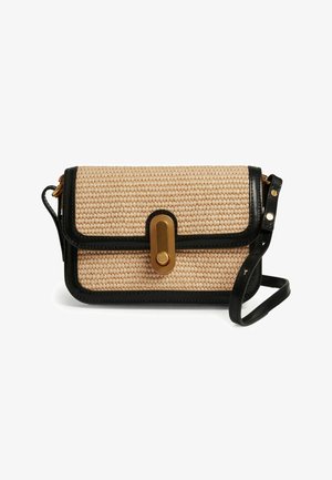 Petit sac bandoulière rectangulaire beige tissé avec bordure noire, fermoir doré et sangle noire réglable.
