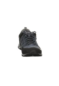 Pánské černé turistické boty s nubukovým svrškem, syntetickými akcenty, síťovinovými panely a gumovou podrážkou. Obsahují šněrovací design a zadní poutko.