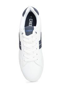Sneaker bianche con dettagli blu navy. Materiale sintetico liscio, punta tonda, lacci piatti e etichetta del marchio sulla linguetta. Taglia 44.