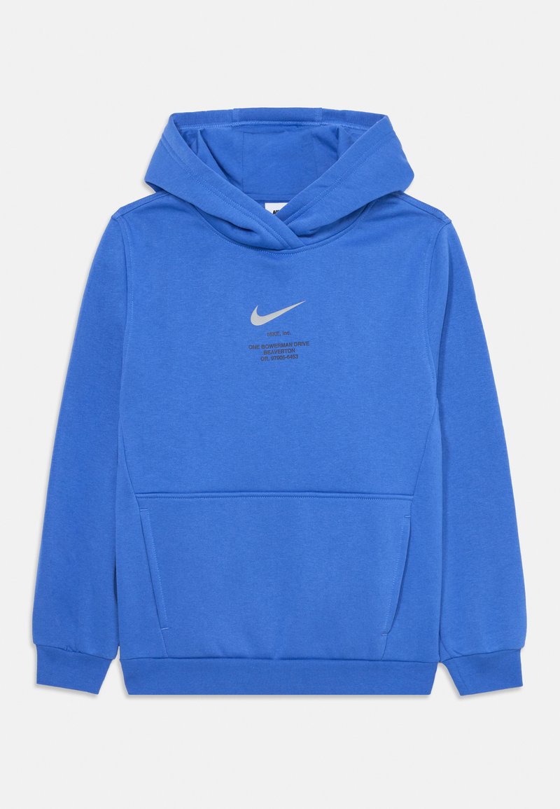 Modra mikica s kapuco iz mehkega blaga, z sprednjim žepom, elastičnimi manšeti in sivo Nike logotipom ter natisnjenim besedilom izdelka na prsih.