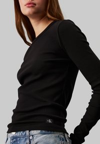 Calvin Klein Jeans LONG SLEEVE LABEL  - Maglietta a manica lunga - ck black