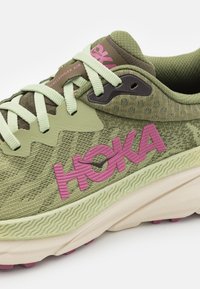 HOKA CHALLENGER 7 - Běžecké boty do terénu - forest floor/beet root