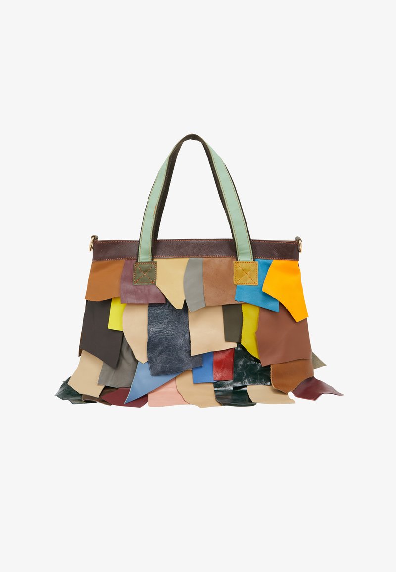 Lagdelte lædertasker i forskellige farver, herunder brun, grøn, gul og blå, med korte håndtag og en tekstureret overflade.