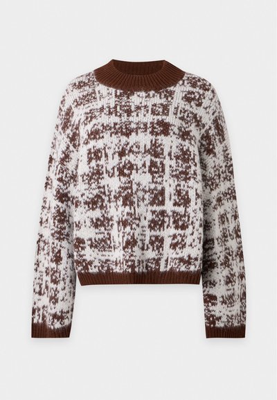 Pull en maille marron et blanc à motifs avec col, poignets et ourlet en côtes, avec un col ras du cou haut et des manches longues.