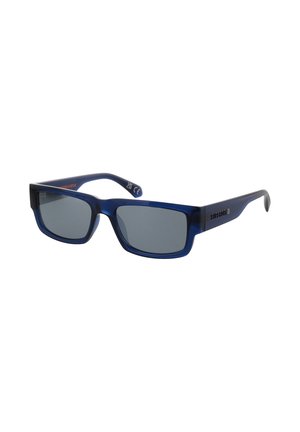 Rechteckige Sonnenbrille mit dunklen Gläsern und dicken, glänzenden blauen Rahmen und Bügeln, mit dem "Superdry" Logo an der Seite.