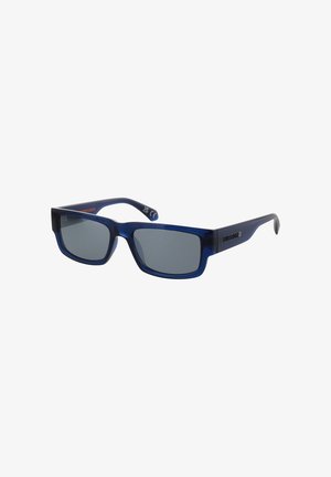 Rechteckige Sonnenbrille mit dunklen Gläsern und dicken, glänzenden blauen Rahmen und Bügeln, mit dem "Superdry" Logo an der Seite.