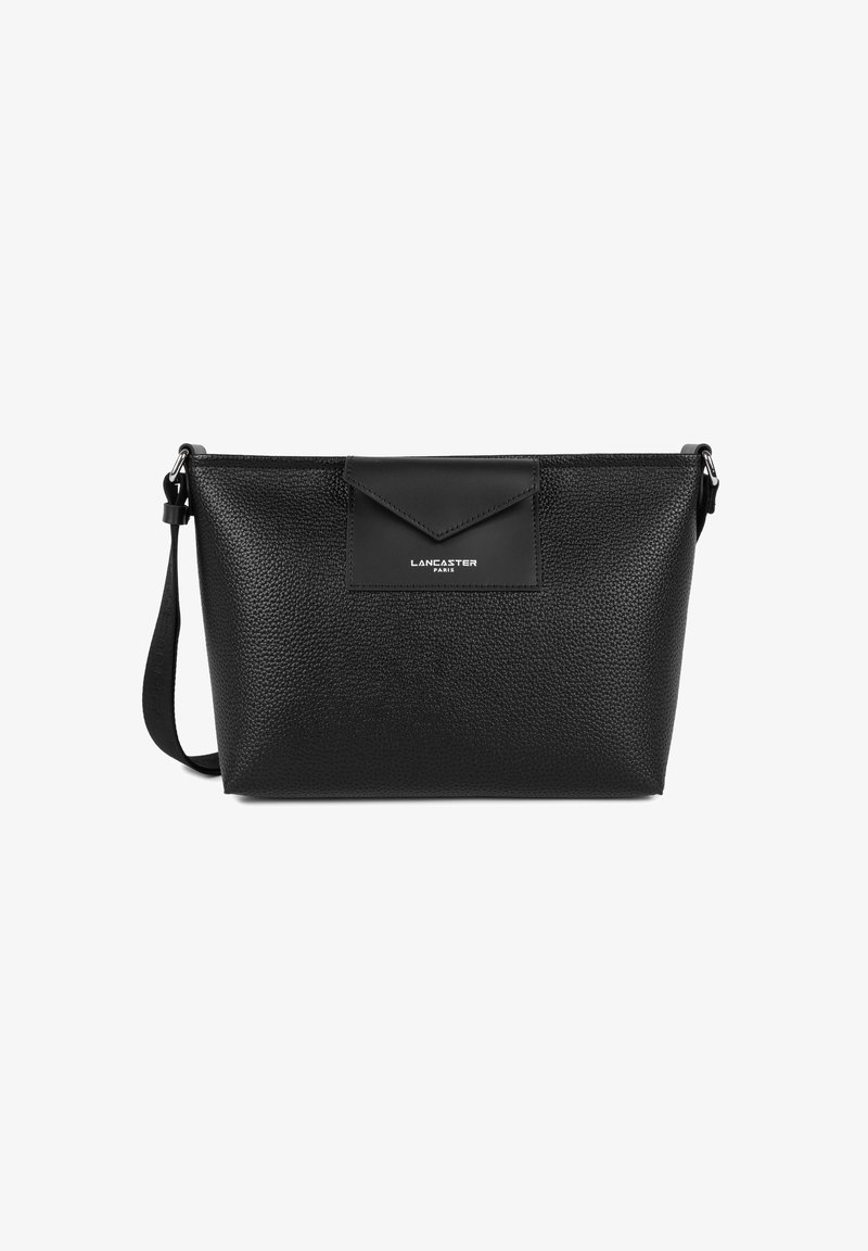 Borsa a tracolla in pelle nera con finitura testurizzata, caratterizzata da una pattina triangolare, logo impresso e tracolla regolabile. Forma rettangolare compatta.