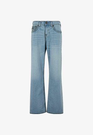 Helle blaue Jeans im Schlagstil mit einem verwaschenen Finish, kontrastierenden Nähten, fünf Taschen und einem Knopfverschluss am Bund.