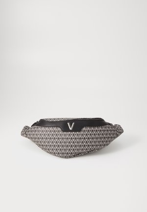 Zwart-wit patroon heuptasje met ritssluiting bovenaan en een zwart label met een zilveren V-logo middenvoor.