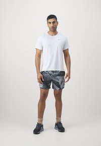 Nike Performance STRIDE  - Pantalón corto de deporte - iron grey/black/summit white