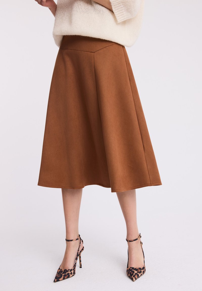 Brąskowa spódnica typu A o strukturze zamszowej, z dopasowanym stanem i rozszerzanym dołem. Połączona z perforowanymi szpilkami w leopardzim wzorze.