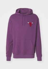 Sudadera morada de tejido suave, con un bolsillo canguro en la parte frontal y un logotipo de toro rojo bordado en el pecho. Capucha ajustable con cordones.
