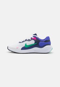 Chaussure de sport blanche et marine avec des accents verts et roses, tige en mesh, lacets blancs et semelle texturée pour une meilleure traction.