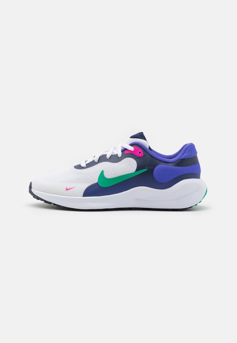 Chaussure de sport blanche et marine avec des accents verts et roses, tige en mesh, lacets blancs et semelle texturée pour une meilleure traction.