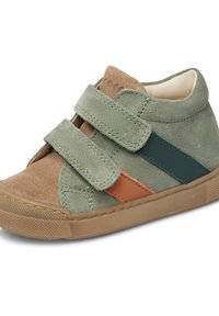 Scarpa in suede verde e marrone con due cinturini in velcro, suola in gomma e accenti di colore contrastante in verde scuro e arancione. Design con punta arrotondata.