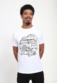 Hvid bomulds t-shirt med sort konturillustration af fem vintage biler, der tydeligt viser teksten "2CV".
