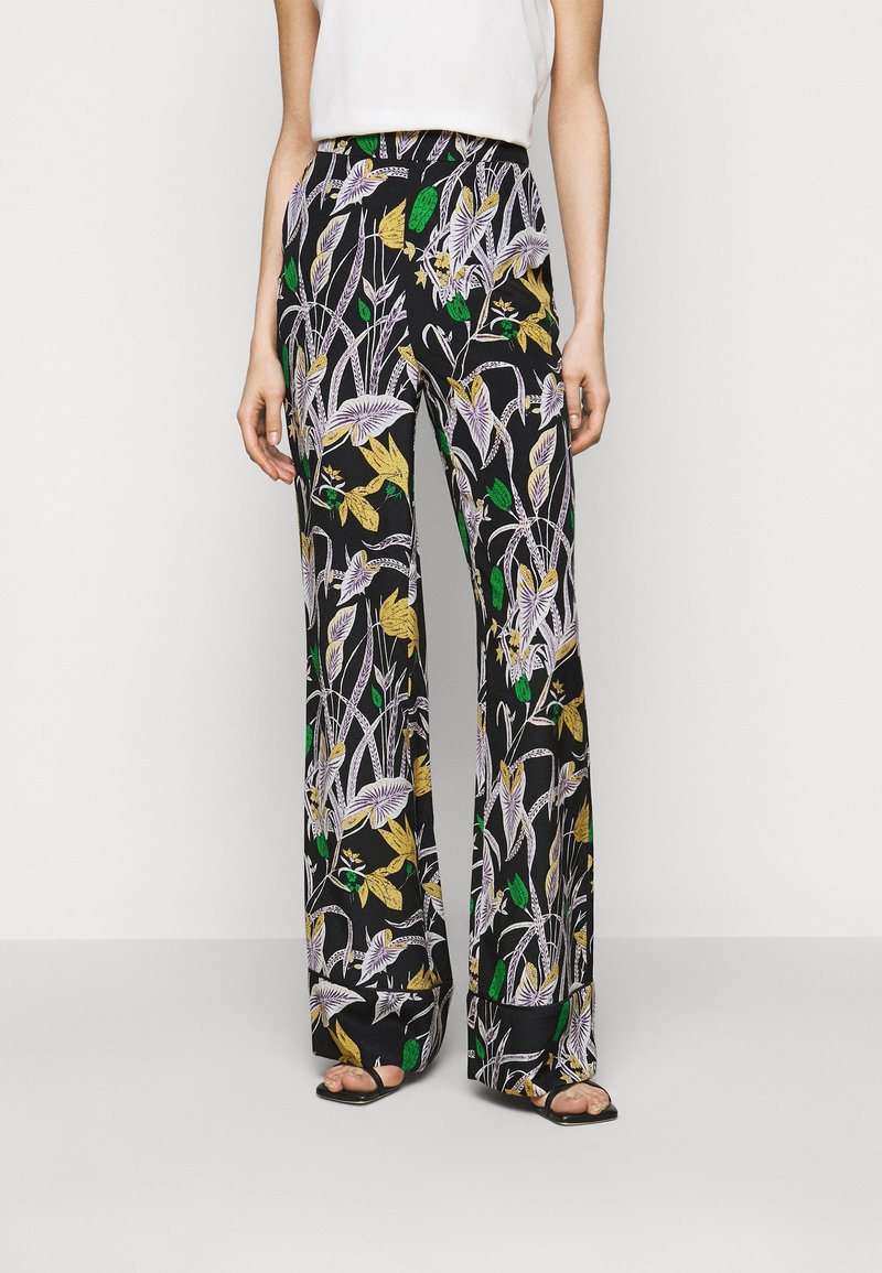 Mönstrade byxor med vida ben som har en svart bakgrund med vita, gula och gröna blommönster. Slät tyg, avslappnad passform.