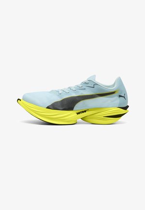 Hellblauer Laufschuh mit schwarzem Puma-Logo, gelber, dicker, gepolsterter Sohle mit der Aufschrift "Nitro Elite" und aerodynamischem Design.