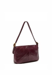 Borsa a mano in pelle color borgogna con un design strutturato, caratterizzata da un motivo a chevron, una tracolla singola e un dettaglio in tonalità oro.