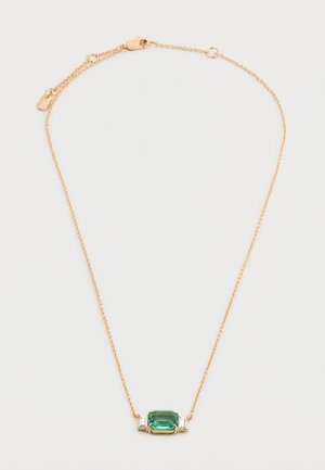 Smalks zelta ķēdes kaklarota ar taisnstūra formas zaļu dārgakmeni vidū, kuru abās pusēs atrodas divi mazi caurspīdīgi baguette akmeņi.