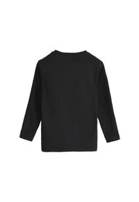 Zwarte langharige shirt gemaakt van zachte stof. Heeft een ronde hals en een eenvoudig ontwerp zonder zichtbare patronen of accenten.