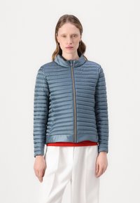 Lys blå pufferjakke med horisontal quiltet design, stående krave og frontlynlås. Slim fit med en glat, blank overflade.