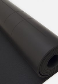 Musta joogamatto, jossa on teksturoitu pinta ja kiristetyt reunat, varustettuna hienovaraisilla horisontaalisilla viivoilla linjautumista varten. Sujuva, kestävä materiaali.