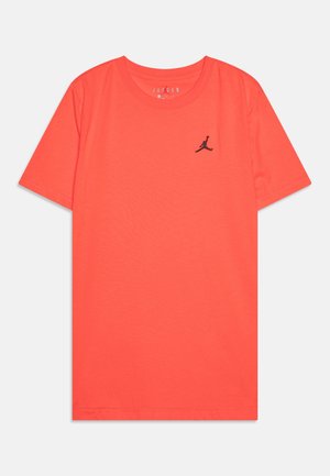 Kortærmet koralfarvet t-shirt med et lille sort Jumpman-logo på venstre bryst og en rund halsudskæring.