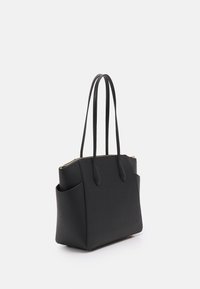 Zwarte leren schoudertas met twee lange handvatten, een ritssluiting en zijvakken. Gladde textuur met minimale hardware-details.
