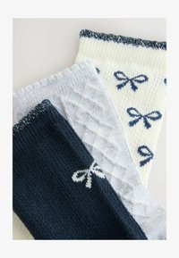 Odabrano, navy bows