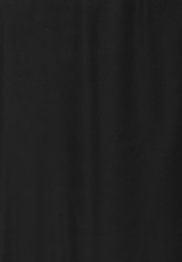 Tissu noir uni avec un pli vertical subtil, montrant une texture lisse et une finition mate.