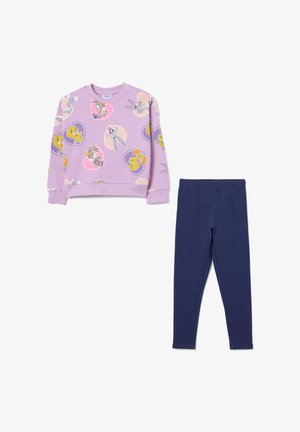 Conjunto de sudadera púrpura para niños con personajes de Looney Tunes y leggings azul marino sobre fondo blanco.