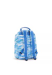Kleine blauw-witte rugzak met een patroon, voorzien van verstelbare blauwe schouderbanden en een handvat aan de bovenkant, gezien vanuit de achterkant.