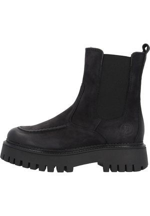 Zwarte leren enkelboot met elastische zijpanelen, een ronde neus, dikke rubberen zool met een robuust profiel en decoratieve stiksels.