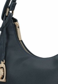 Borsa a tracolla in pelle blu navy con superficie testurizzata, cerniera e dettagli in metallo color oro. Forma curva con tracolla corta.