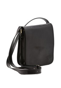 Borsa a tracolla nera in pelle con forma rettangolare piatta, texture liscia, tracolla regolabile e design minimalista. Presenta hardware in tonalità oro.