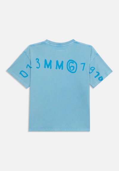 Ανοιχτό μπλε κοντομάνικο πουκάμισο με μπλε εκτύπωση αριθμών και γραμμάτων, συμπεριλαμβανομένου ενός αριθμού 6 μέσα σε κύκλο, στην πλάτη και τα μανίκια.
