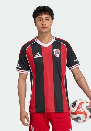 Rood en zwart gestreepte voetbalshirt met een witte kraag, voorzien van het clublogo op de linkerkant van de borst en het Adidas-logo op de mouwen.