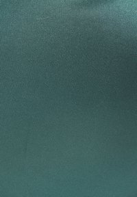 Türkisfarbener Stretchstoff mit einer glatten, glänzenden Textur. Feines Rippmuster über das gesamte Material, gleichmäßige Oberfläche ohne sichtbare Nähte oder Details.